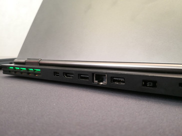 Man beachte die LEDs im Kühlergrill auf der Rückseite des Y730