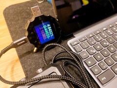 Lenovo Chromebook Duet 11 eine einfache Powerbank lädt das Testgerät komplett auf