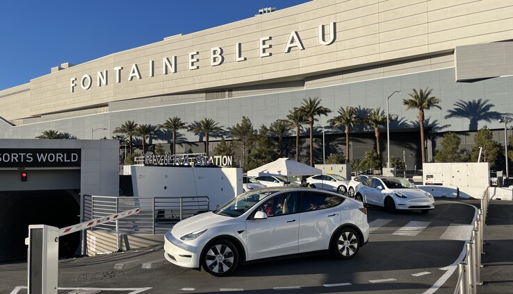 Riviera Station: Ein Fahrzeug, das nach rechts zu Resorts World abbiegen will, reicht, um Fahrzeuge nach LVCC West im Stau stehen zu lassen.