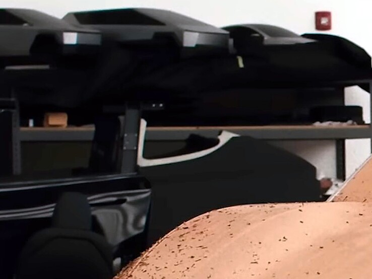 Cyber SUV-Modelle im Maßstab 1:1 in den Regalen des Designstudios.