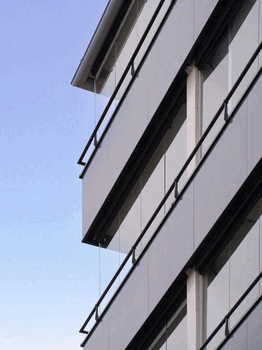 Ein weitere Blick auf die Balkonverglasung mit integrierten Solarpaneelen. (Bildquelle: Lumon)