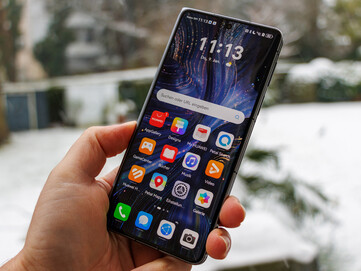 das Cover-Display des Huawei Mate X6 im Freien