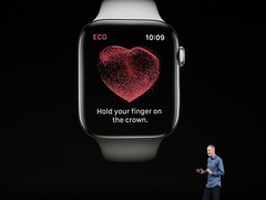 Die Apple Watch Series 4 mit dem eingebauten EKG-Sensor auf der Krone.