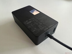 127-Watt-Netzteil mit zusätzlichen USB-A-Anschluss (max. 5 Watt)
