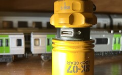 Der USB-Anschluss kann verdeckt werden.
