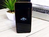 LineageOS ermöglicht es älteren Smartphones auch Jahre nach ihrem Launch noch Android-Updates zu erhalten. (Bild: Ksk Royal / YouTube)