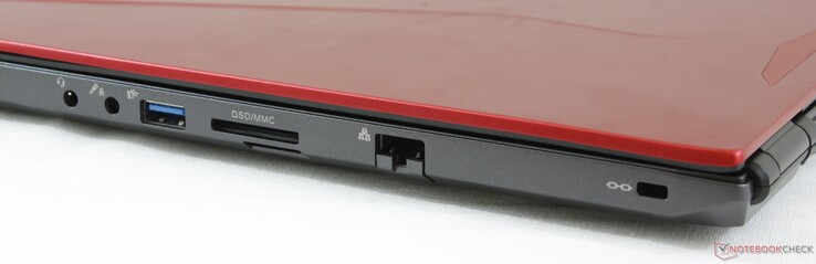Rechts: Kombinierter 3,5-mm-Audioanschluss, 3,5-mm-Mikrofonanschluss, USB 3.1 Typ-A, SD-Kartenleser, SIM-Kartenleser (deaktiviert), Gigabit Ethernet, Kensington Lock