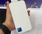 Der Sixunited WB81-H02 verfügt möglicherweise über eine passive Kühlung. Abbildung: Der Mini-PC wird in der Hand gehalten.