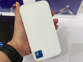 Der Sixunited WB81-H02 verfügt möglicherweise über eine passive Kühlung. Abbildung: Der Mini-PC wird in der Hand gehalten.