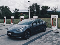 Die Kosten für das Aufladen eines Tesla Model 3 an einem Supercharger liegen normalerweise im zweistelligen Euro-Bereich (Bild: Dario)