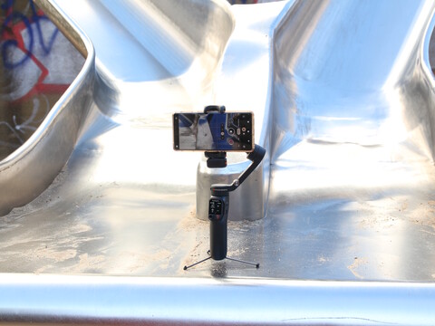 Smartphone-Gimbal mit Selfiestick und KI-Kamera-Modul - Hohem iSteady V3 Ultra im Test