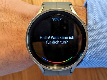 Die Uhr lässt die Wahl zwischen Samsung Bixby und Google Assistant