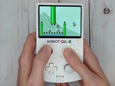 Mit dem Wiiboy Color lassen sich Wii-Spiele unterwegs stilecht zocken. (Bild: GingerOfMods, YouTube)