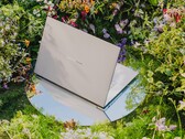 Das Zenbook S16 setzt auf ein besonders dünnes Ceraluminum-Gehäuse. (Bildquelle: Asus)