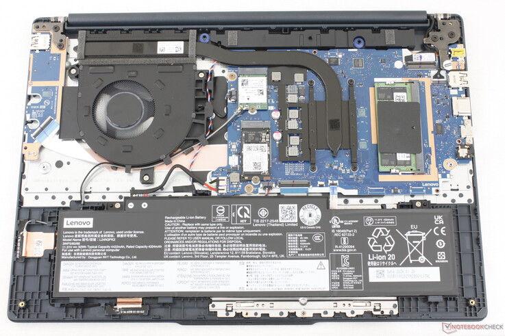 Das Motherboard des IdeaPad Slim 3 15IWC11 verfügt über einen aufrüstbaren M.2-2280-SSD-Steckplatz, ein M.2-WLAN-Modul und lediglich einen DDR5-SODIMM-Steckplatz
