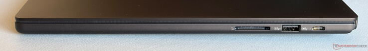 Rechts: SD-Kartenleser (SD-Express 7.0), USB-A 3.2 Gen. 2 (10 Gbit/s), USB-C 4.0 (40 Gbit/s, DisplayPort, Power Delivery)