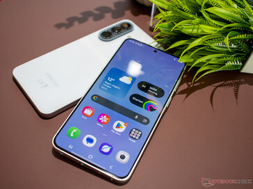 Die Spitzenhelligkeit wird mit 1.900 cd/m² angegeben