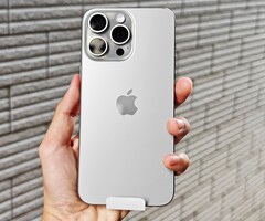 Einige iPhone 15 Pro weisen unerwartet schnell eingebrannte Inhalte am Display auf. (Bild: Thai Nguyen)