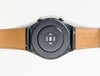 Die Unterseite der Smartwatch besteht aus Kunsttoff und bietet Platz für die Sensoren.