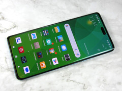 Das 171 Gramm leichte Xiaomi 13 Lite kommt mit Curved-Display, Dual-Selfiekamera und Glasrückseite.