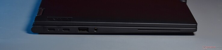 left: 2x Thunderbolt 4, USB A 3.2 Gen 1, 3.5mm Audio, Smartcard Reader