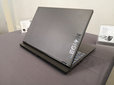 Y530. Die gesamte Rückseite ist der Belüftung gewidmet wie bei Aorus and Alienware