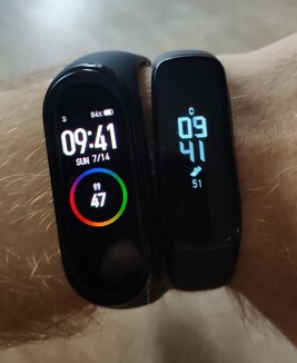 Xiaomi Mi Band 4 und Samsung Galaxy Fit e in Wohnräumen
