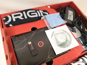 T-Shirt, 32-GB-USB-Stick, Anleitung, Tuch, Poster und Treiber-DVD