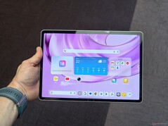 Das Display überzeugt mit ordentlicher Helligkeit, die Ränder könnten im Jahr 2026 aber kleiner ausfallen.