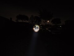 Marauder 3, Spotlight im Turbomodus, Straßenende in rund 115 m Entfernung (f/1,8, 1/30 s, ISO 3200)