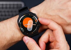 Die Samsung Galaxy Watch könnte einige Features künftig hinter eine Paywall sperren. (Bildquelle: Daniel Romero)