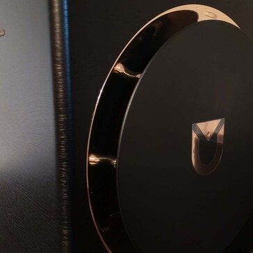 Die Gestaltung des Subwoofers ist durchaus gefällig und bleibt dabei noch dezent (Bildquelle: Notebookcheck)