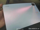 Das Xiaomi Mi Pad 5, hier in einem vermeintlichen ersten Hands-On-Bild, dürfte es in Form dreier Modellvarianten geben, auch ein Redmi Tablet ist wohl geplant.