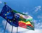Flaggen der Europäischen Union wehen vor blauem Himmel