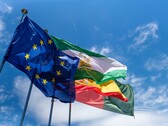 Flaggen der Europäischen Union wehen vor blauem Himmel
