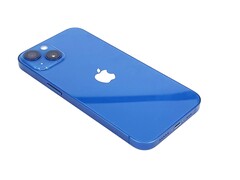 Das iPhone 13 und das iPhone 13 mini halten im Akku-Vergleich deutlich länger durch als das iPhone SE 3. (Bild: Notebookcheck)