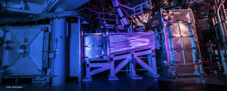 Zur Erzeugung von Fusionsreaktionen werden Lasersysteme eingesetzt (Bild: Jason Laura für NIF)