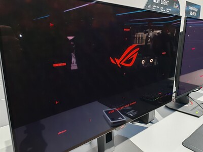 Links ist das TrueBlack Glossy-Display zu sehen, welches tieferes Schwarz verspricht (Bildquelle: Notebookcheck)