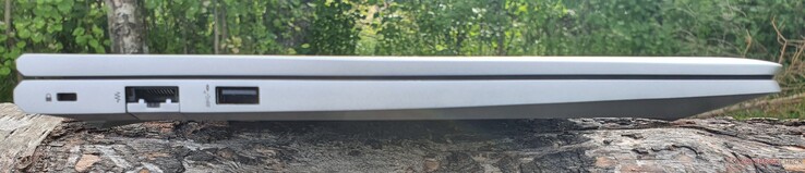 Anschlüsse, links: Schloss-Vorrichtung, GBit-LAN, USB-A 3.1 Gen 1 (5 GBit/s)