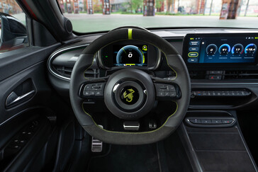 Rennsport-Flair: Das Cockpit wird von einem Alcantara-Lenkrad und sportlichen Instrumenten dominiert. Der Skorpion ist allgegenwärtig (Bild: Abarth).