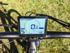 Das monochrome 3,5 Zoll Display des F26 Pro ist groß und gut ablesbar.