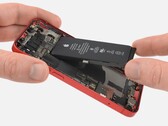 Der Akku des iPhone 12 mini ist zwar vergleichsweise winzig, dafür kann er auch recht einfach ausgetauscht werden. (Bild: iFixit)
