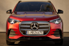 Der neue Mercedes GLA startet als Elektroauto mit 800-Volt-Technik, verlangt an 400-Volt-Schnellladesäulen jedoch nach einem aufpreispflichtigen DC-Booster.