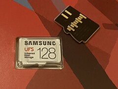 Samsungs UFS-Karten mit 128 GByte Kapazität. (Foto: Andreas Sebayang/Notebookcheck.com)