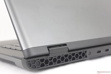 Das dunklere Tastaturdeck steht im Gegensatz zum äußeren Deckel und der unteren Abdeckung aus eloxiertem Aluminium