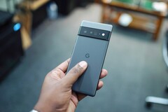 Das Google Pixel 6 Pro kann bald mit niedrigerer Bildschirmauflösung genutzt werden, zugunsten einer längeren Laufzeit. (Bild: Amjith S)