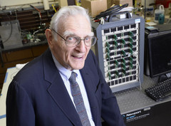 John Goodenough, Erfinder der Lithium-Ionen-Batterie präsentiert einen potentiellen Durchbruch bei der Akkutechnologie.