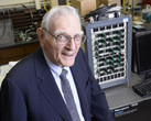 John Goodenough, Erfinder der Lithium-Ionen-Batterie präsentiert einen potentiellen Durchbruch bei der Akkutechnologie.