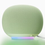 Google Home Speaker in der Farbvariante „Jade“.
