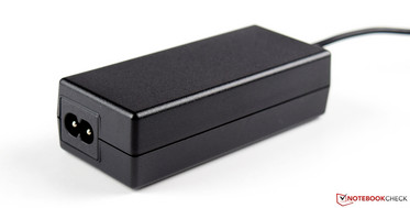 Das mitgelieferte Netzteil leistet maximal 65 Watt.